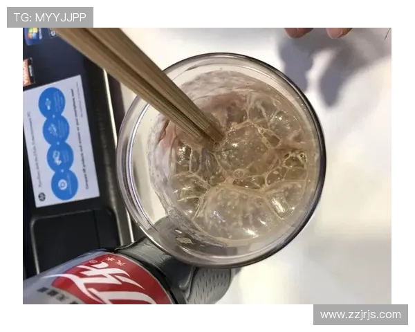 张博恒家的冰箱里居然塞满了蛋白粉，连饮料都喝零卡的